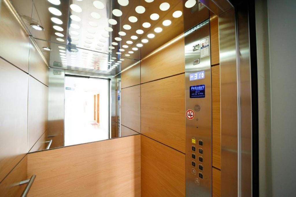 Schoene Mit Pool , Wi-fi Und Privat Garage Apartment *