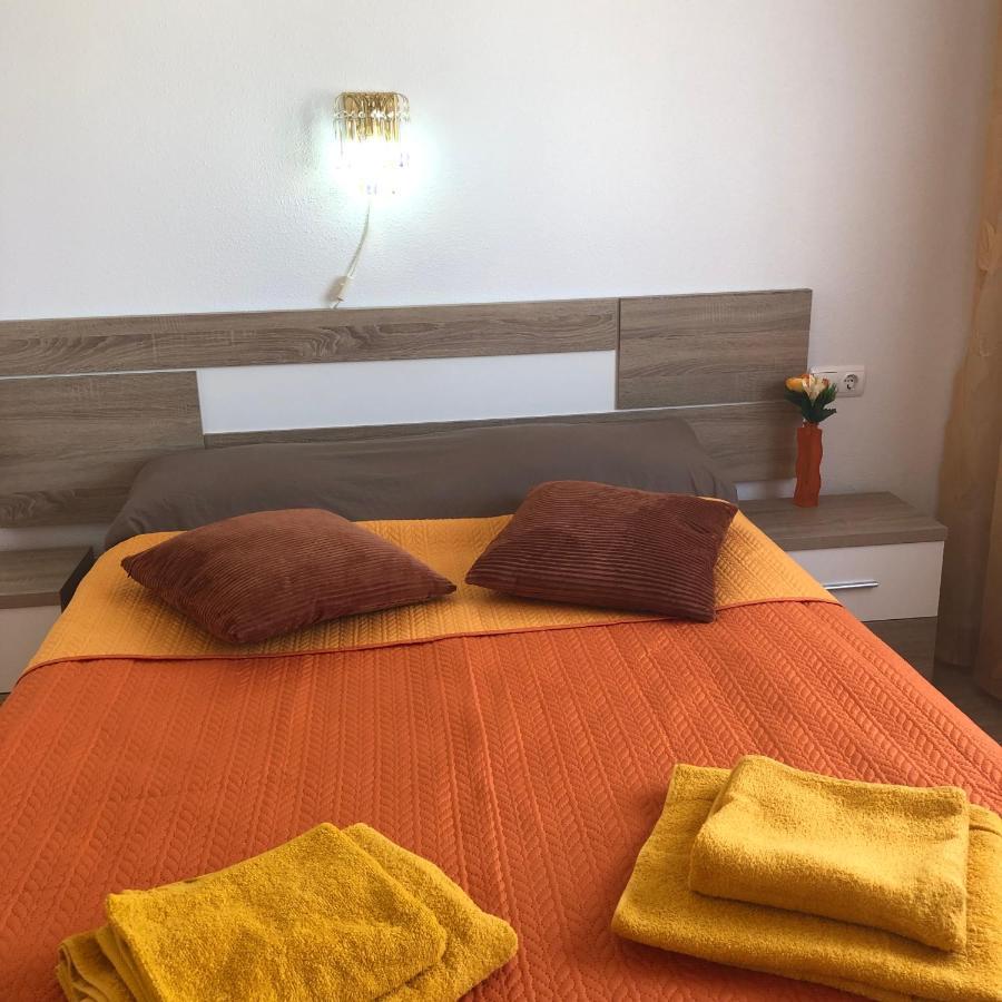 Schoene Mit Pool , Wi-fi Und Privat Garage Apartment
