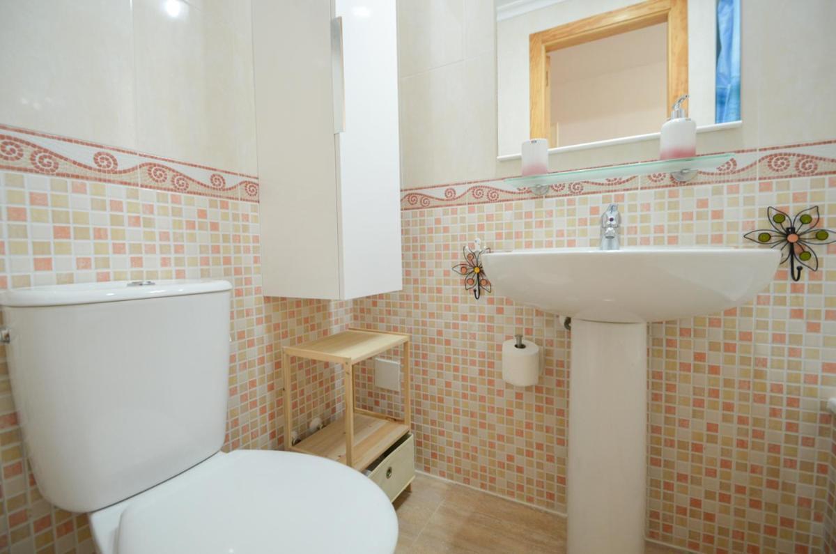Schoene Mit Pool , Wi-fi Und Privat Garage Apartment *